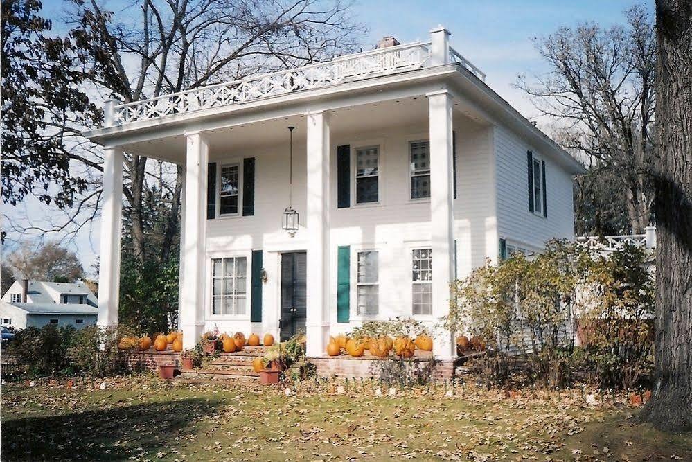 Oak Park Inn Whitehall Exterior photo