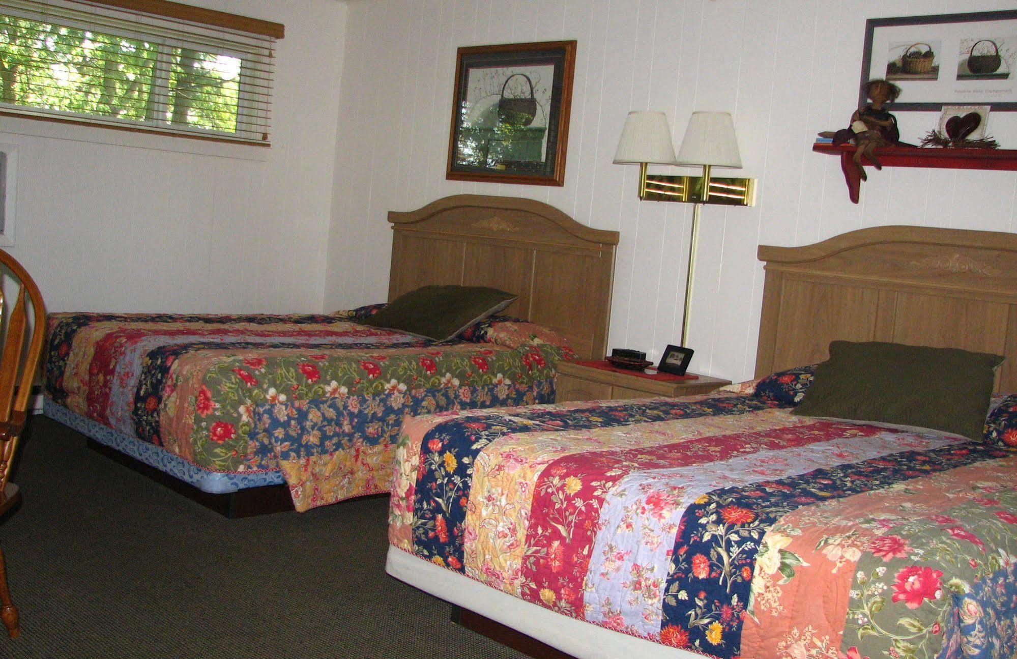 Oak Park Inn Whitehall Exterior photo