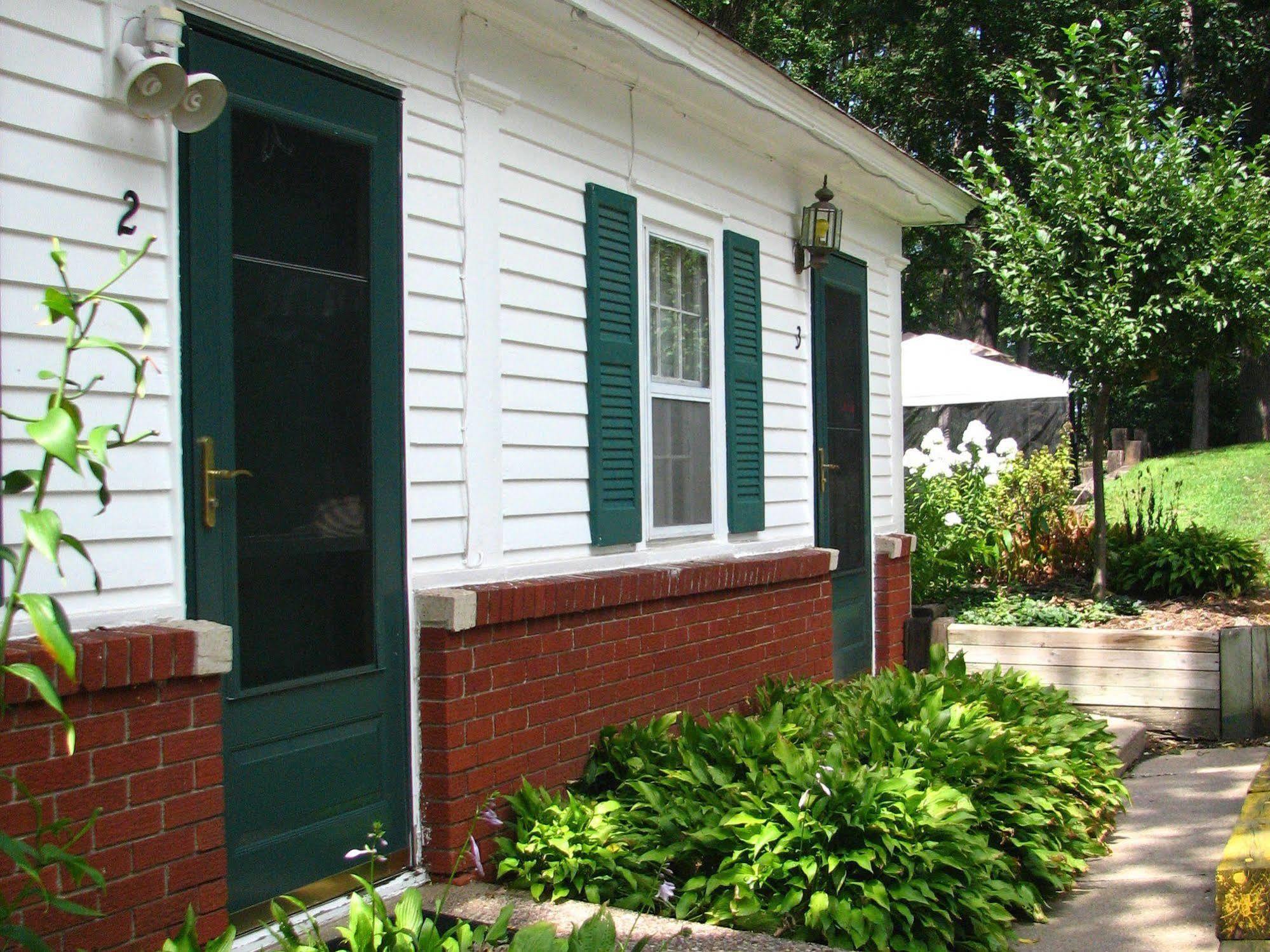 Oak Park Inn Whitehall Exterior photo