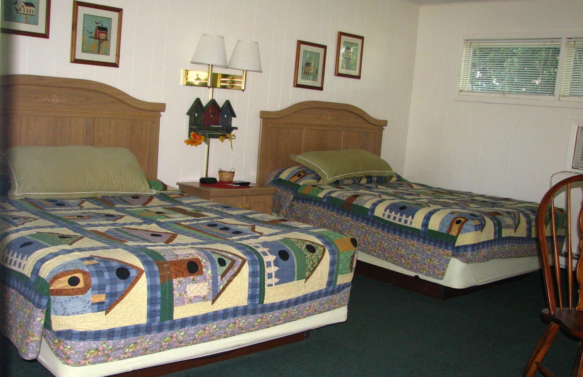 Oak Park Inn Whitehall Exterior photo