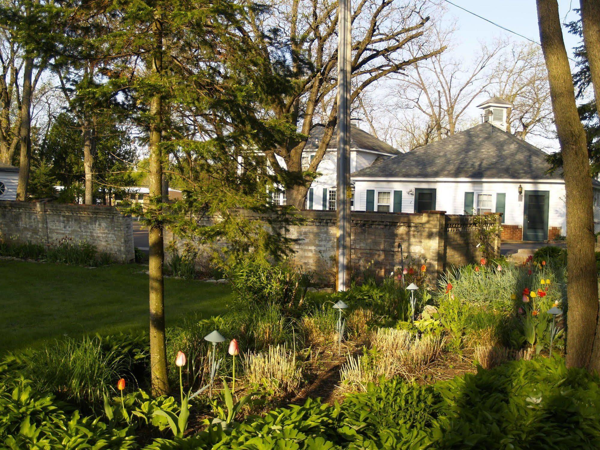 Oak Park Inn Whitehall Exterior photo