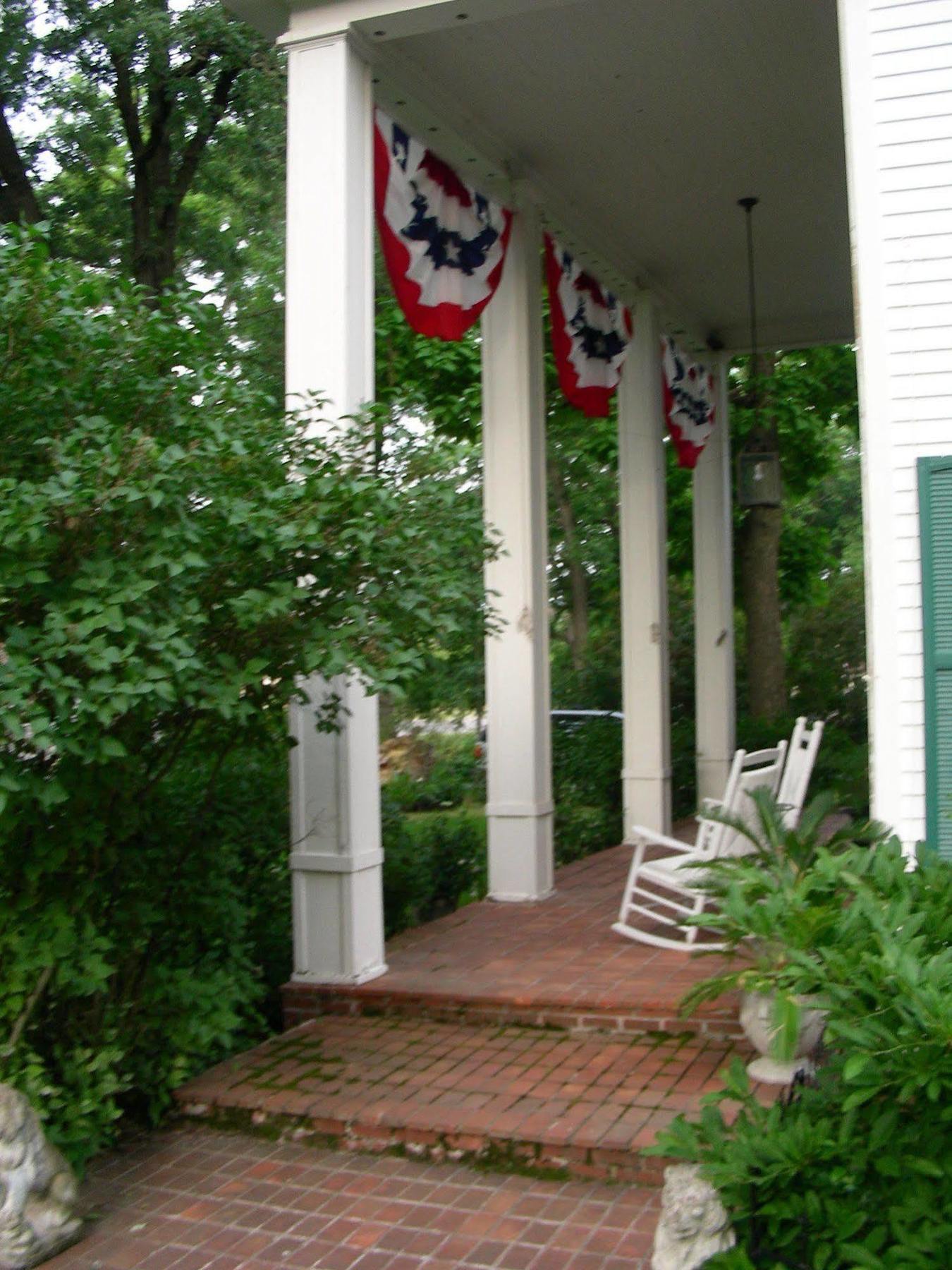Oak Park Inn Whitehall Exterior photo