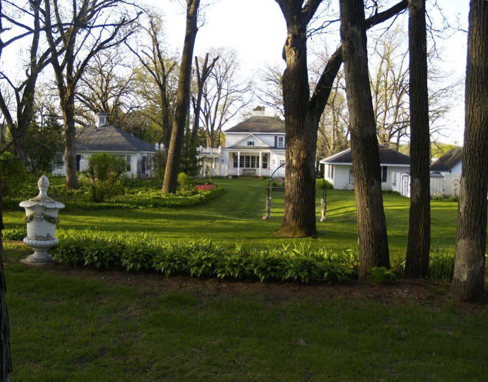 Oak Park Inn Whitehall Exterior photo