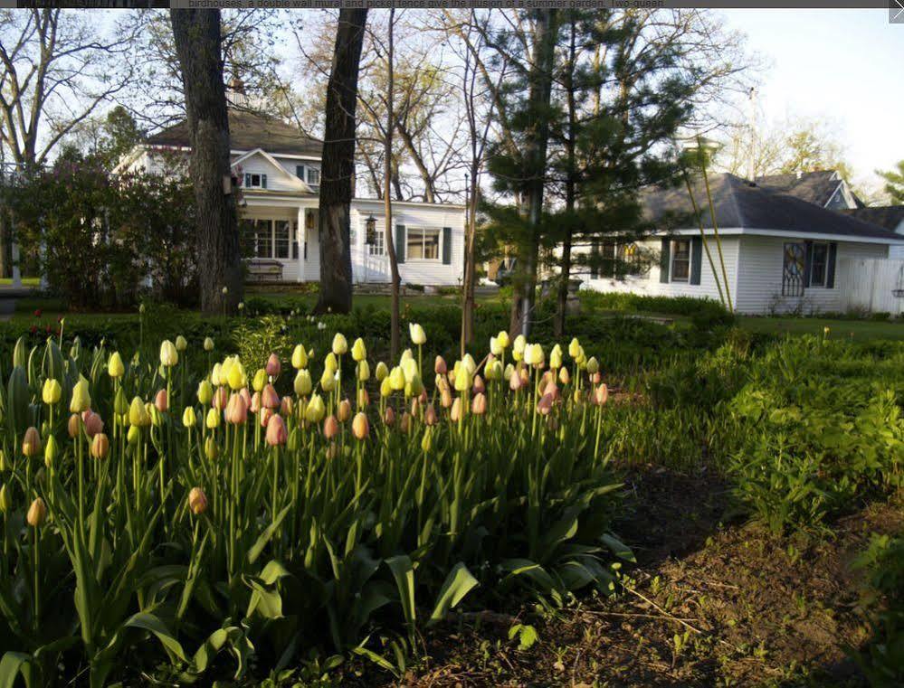 Oak Park Inn Whitehall Exterior photo