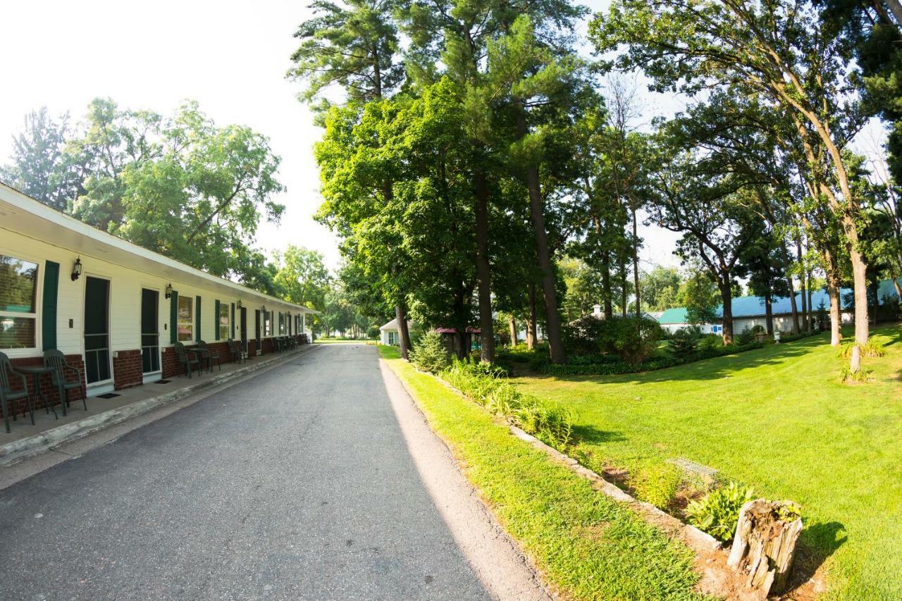 Oak Park Inn Whitehall Exterior photo