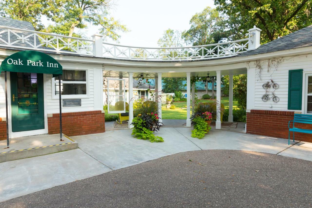 Oak Park Inn Whitehall Exterior photo
