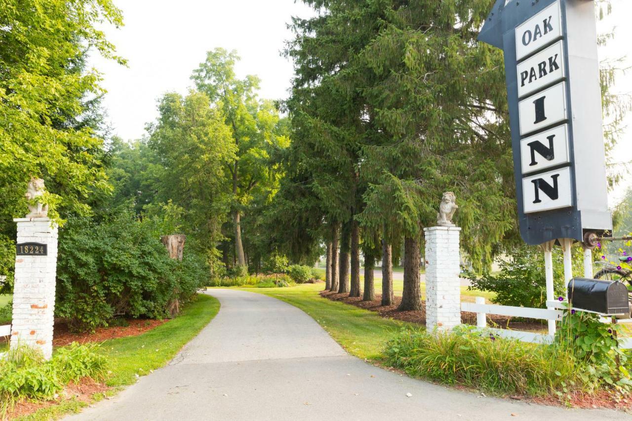 Oak Park Inn Whitehall Exterior photo