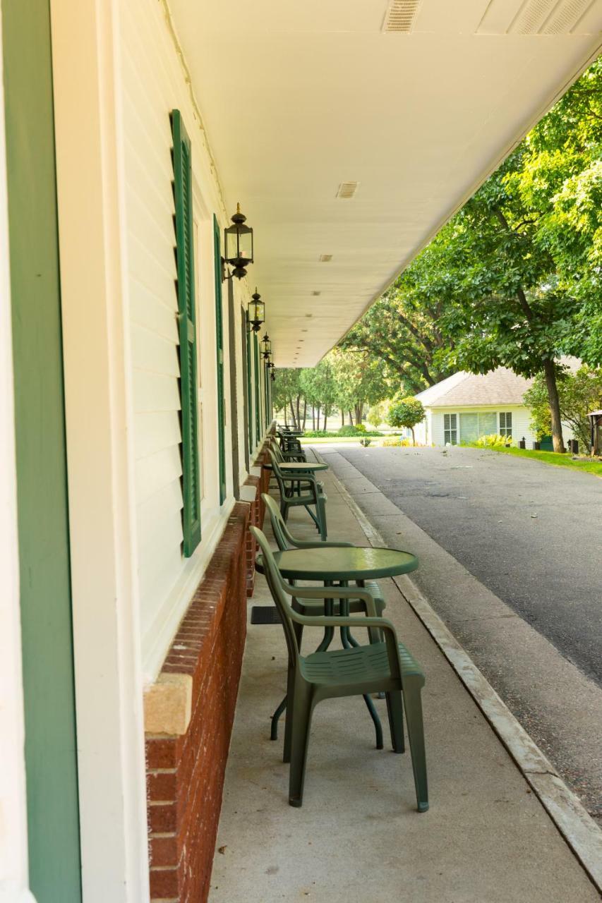 Oak Park Inn Whitehall Exterior photo