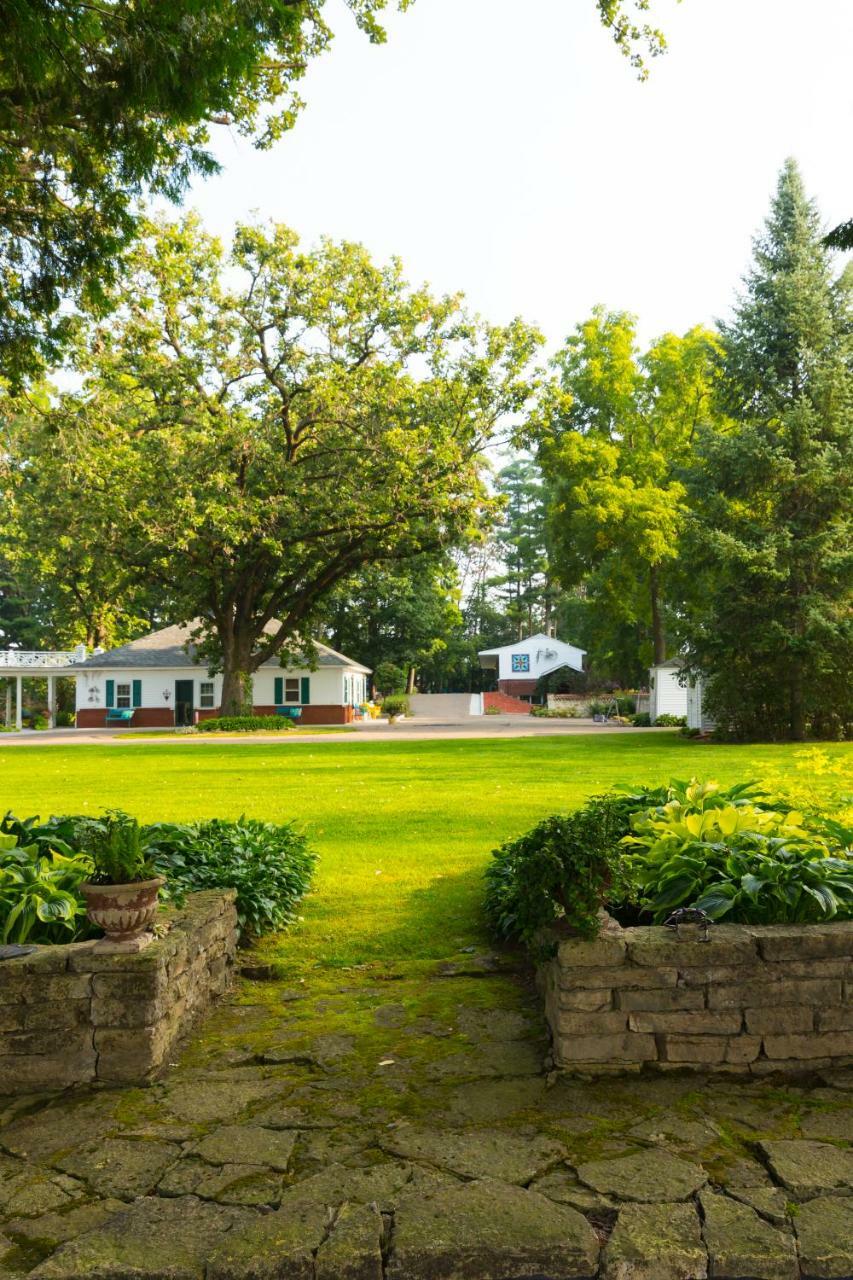 Oak Park Inn Whitehall Exterior photo