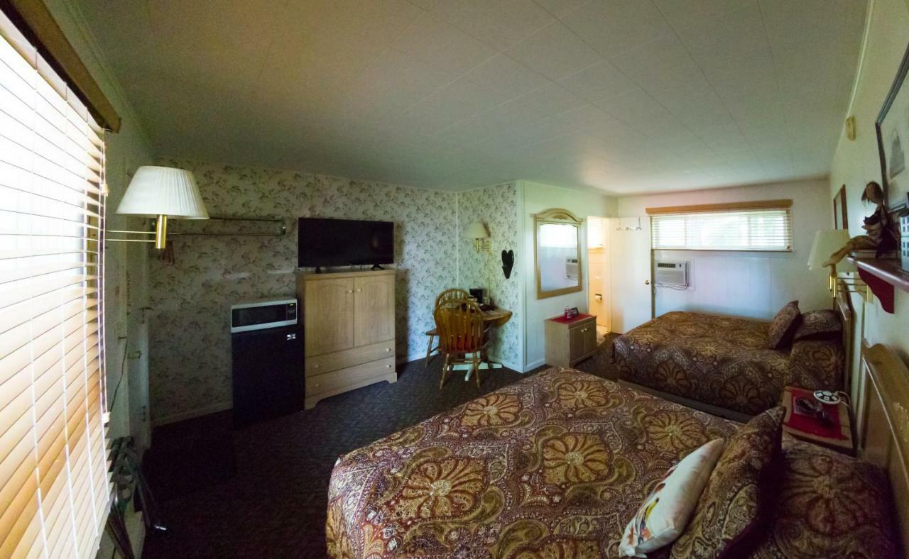 Oak Park Inn Whitehall Exterior photo